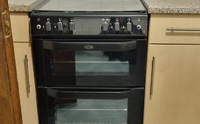 Flat Near J10 Of M1 & Airport - Travellers Choice!